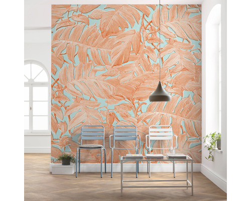 Pièce avec papier peint à motifs, chaises et table