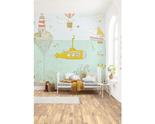 Chambre d''enfant avec papier peint du monde sous-marin, lit et parquet