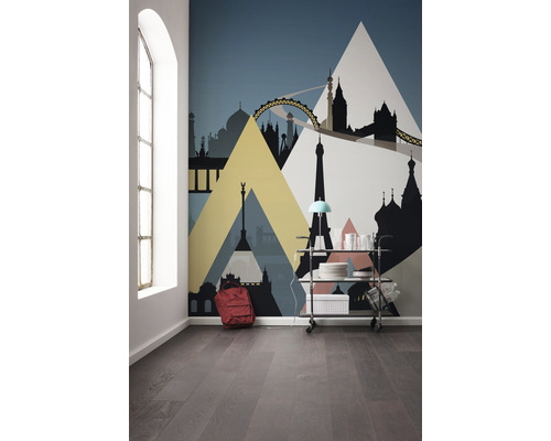 Pièce avec papier peint photo motif skyline, desserte et sac à dos