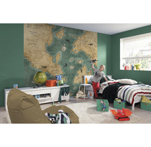 Chambre d''enfant avec papier peint carte du monde, lit, commode et enfant tenant un avion jouet.
