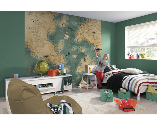 Chambre d''enfant avec papier peint carte du monde, lit, commode et enfant tenant un avion jouet.