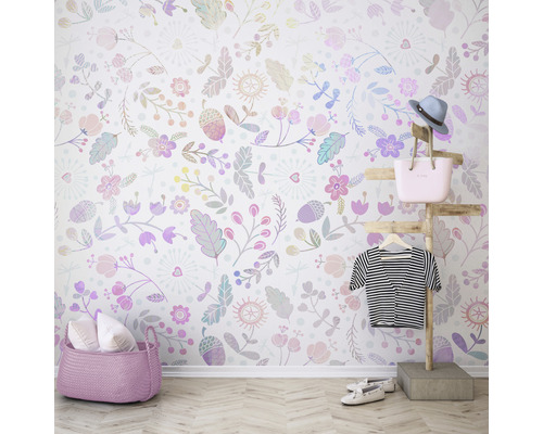 Chambre d''enfant avec papier peint à motifs floraux, panier, portant et accessoires