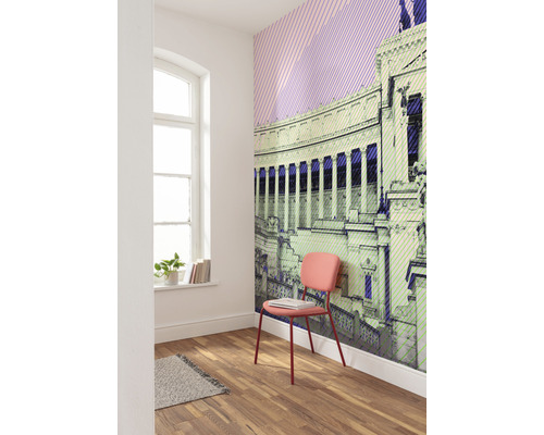 Pièce avec papier peint photo d''un bâtiment, chaise, fenêtre et plancher en bois