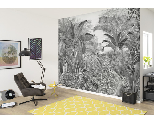 Salon avec papier peint photo jungle, fauteuil et tapis jaune