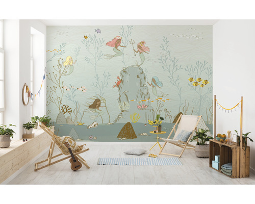 Chambre d''enfant avec papier peint sirènes et mobilier de plage