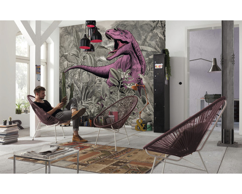 Salon avec papier peint à motifs, suspensions et homme dans un fauteuil