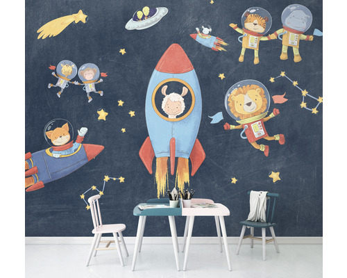 Chambre avec papier peint pour enfants sur le thème de l''espace, comprenant des animaux dans des fusées et des constellations