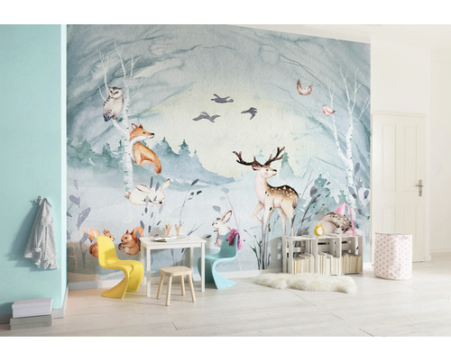 Chambre d''enfant avec papier peint à motifs animaliers représentant des animaux de la forêt, table, chaises et meubles de rangement.