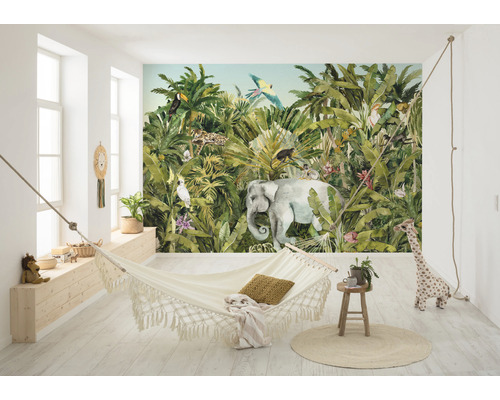 Pièce lumineuse avec papier peint photo jungle, hamac et éléments en bois