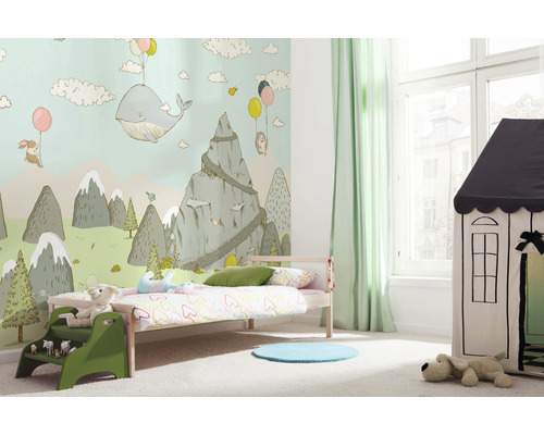 Chambre d''enfant avec papier peint à motifs, lit d''enfant et cabane de jeu