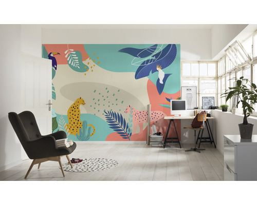 Dekorative Illustration von Pflanzen und Tieren als Wandgestaltung in einem hellen Raum