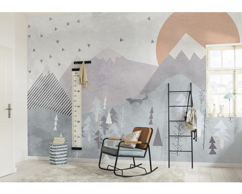 Chambre d''enfant avec papier peint à motifs, fauteuil à bascule et toise