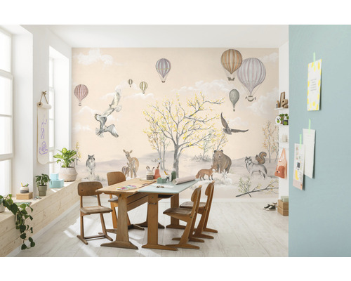 Pièce avec des motifs d''animaux et des montgolfières sur le mur