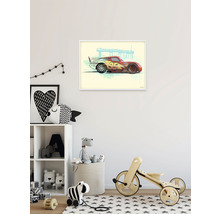 Affiche encadrée d''une voiture de course rouge portant le numéro 95 dans une chambre d''enfant