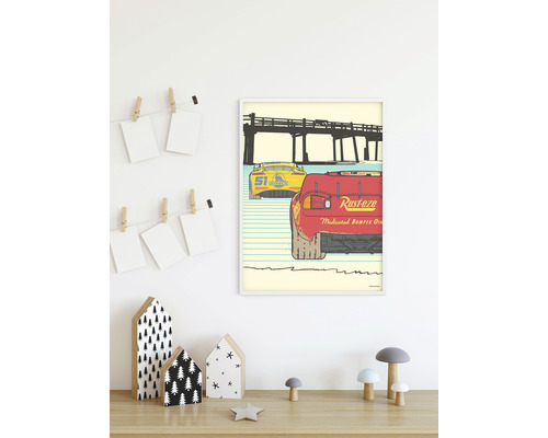 Image encadrée représentant une scène du film Cars avec des voitures de course et un pont