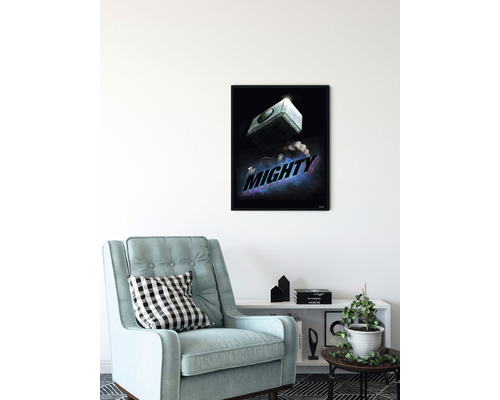 Gerahmtes Marvel Poster mit Hammer und dem Schriftzug The Mighty im Wohnzimmer