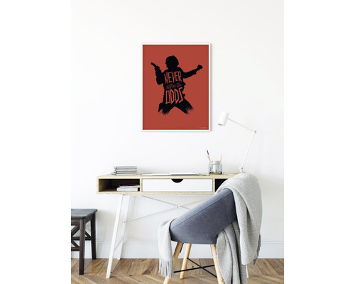 Affiche décorative encadrée avec silhouette d''un personnage et l''inscription « Never tell me the odds » au-dessus d''un bureau