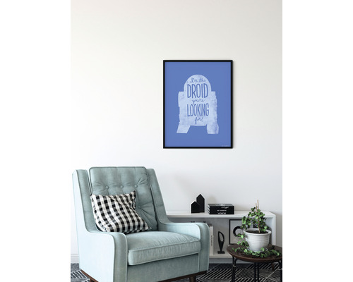 Tableau mural Star Wars encadré avec le texte Je suis le droïde que vous recherchez au-dessus d''un fauteuil et d''une étagère