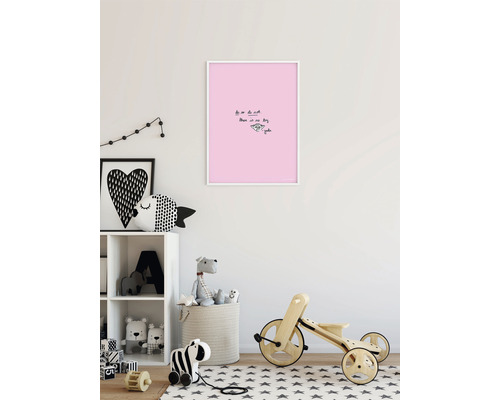 Chambre d''enfant décorative avec une illustration murale rose, une étagère à jouets et un tricycle