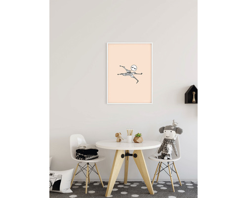 Chambre d''enfant avec une table ronde, des chaises et une image encadrée au mur