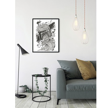 Salon avec canapé, lampadaire, table d''appoint et motif de casque encadré