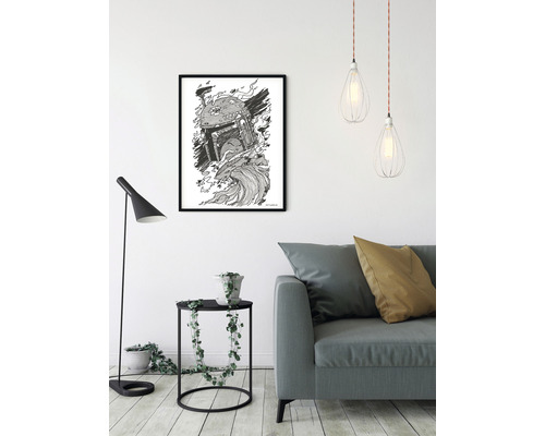 Wohnzimmer mit Sofa, Stehlampe, Beistelltisch und gerahmtem Helm-Motiv