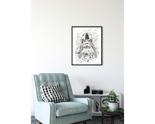 Ein gerahmtes Poster mit einer Illustration einer Figur vor einer Wand in einem Wohnzimmer.