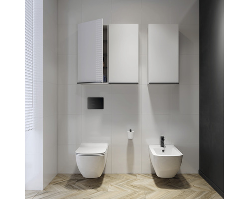 Salle de bains avec WC suspendu, bidet et trois armoires suspendues pour les accessoires de salle de bains