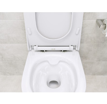 WC blanc avec couvercle ouvert devant un mur carrelé