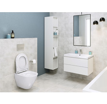 Salle de bains moderne avec WC, meuble sous-lavabo, armoire de toilette et porte-serviettes