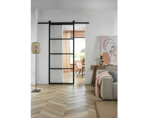 Helle Inneneinrichtung mit Schiebetür aus Glas und Metall