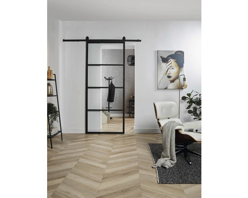 Wohnraum mit Schiebetür, Sessel und Dekoration