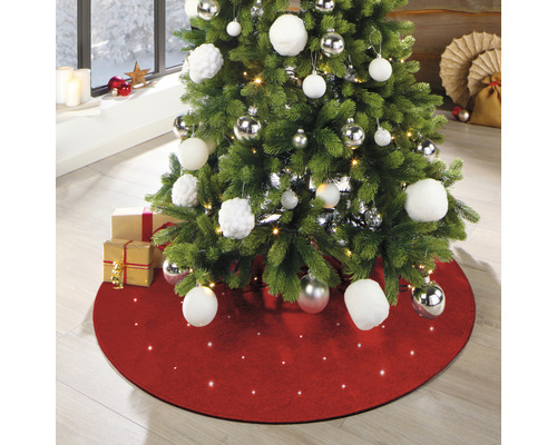 Geschmückter Weihnachtsbaum mit Baumdecke