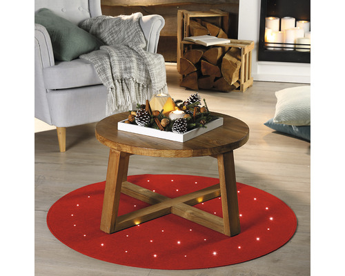 Dekoratives Wohnzimmer mit rundem Teppich, Holztisch und Kamin