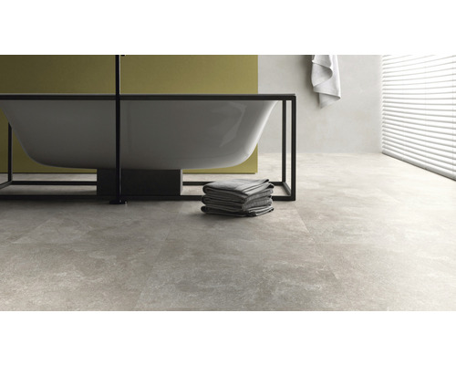 Badezimmer mit Badewanne, Handtüchern und Fliesen