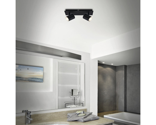 Salle de bains avec plafonnier à deux spots