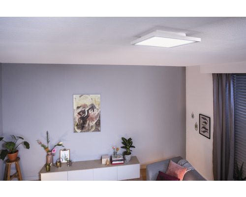 Wohnzimmer mit quadratischer Deckenleuchte