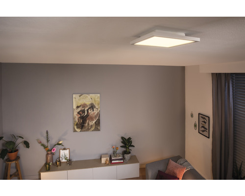 Wohnzimmer mit quadratischer Deckenleuchte für eine helle und moderne Atmosphäre.