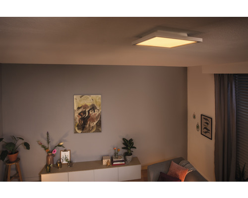 Wohnzimmer mit moderner Deckenbeleuchtung und dekorativer Einrichtung