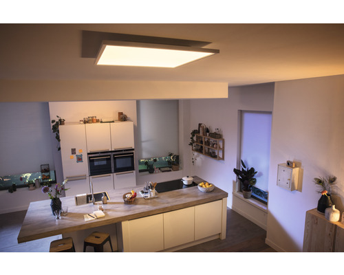 Helle Küche mit rechteckiger Deckenleuchte