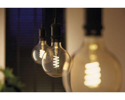 Drei Glühlampen mit Glühfäden hängen von der Decke