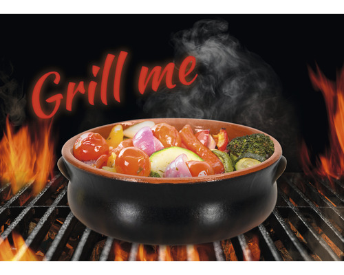 Gemüse in einer Grillpfanne auf einem Grillrost mit Feuer