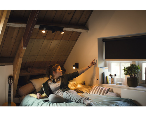 Chambre de jeunes dans les combles avec éclairage et volet roulant