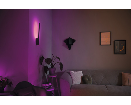 Salon avec canapé, applique murale et décoration