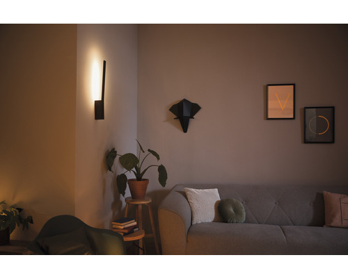 Salon avec canapé, applique murale et décorations