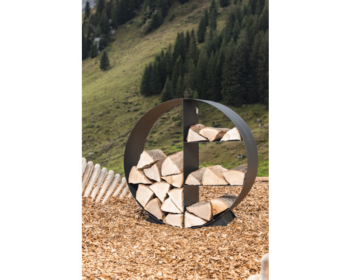 Kreisförmiges Brennholzregal aus Metall im Aussenbereich gefüllt mit Holz