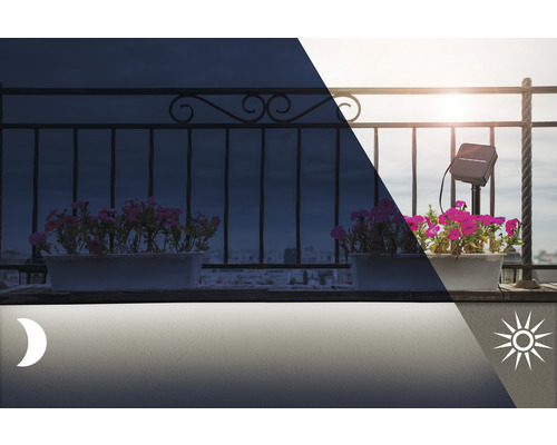 Tag und Nacht Vergleich einer Solarleuchte auf einem Balkon mit Blumenkasten
