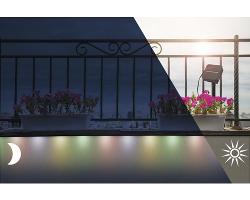 Balkonszene mit Blumenkästen und Solarleuchten bei Tag und Nacht
