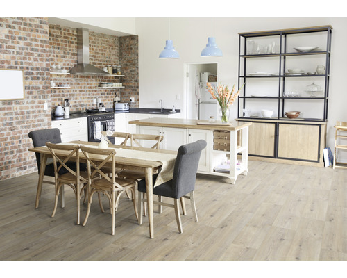 Helle Küche mit Esstisch, Kücheninsel, Backsteinwand und Regalen