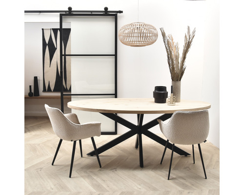 Esszimmer mit rundem Holztisch, zwei Stühlen und einer Hängelampe